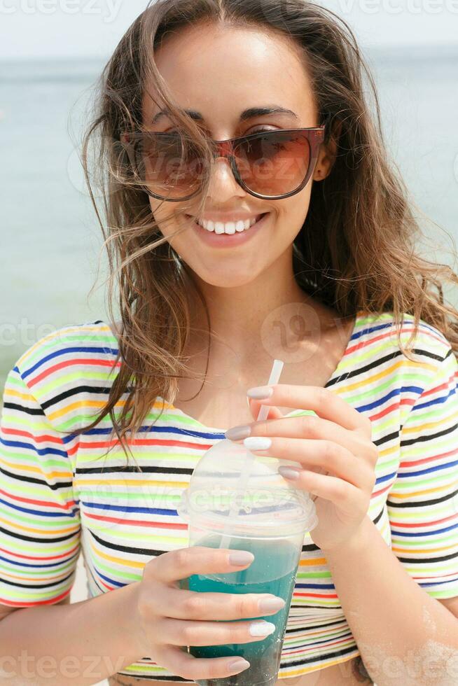 spiaggia donna potabile freddo bevanda bevanda avendo divertimento a spiaggia festa. foto