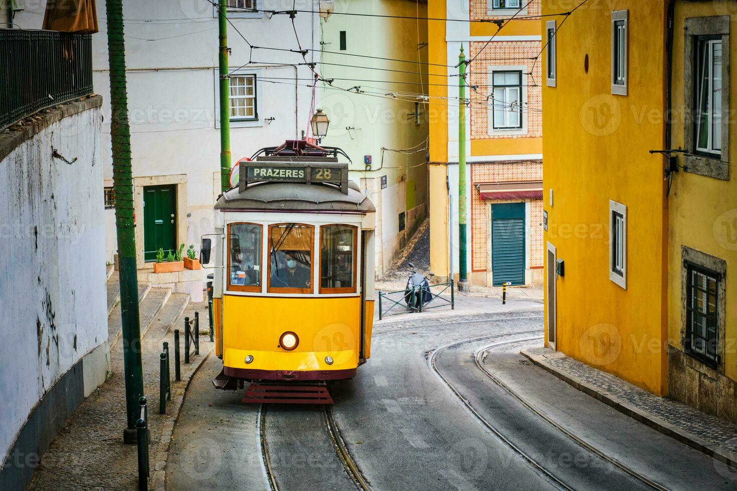 famoso Vintage ▾ giallo tram 28 nel il stretto strade di alfama quartiere nel Lisbona, Portogallo foto