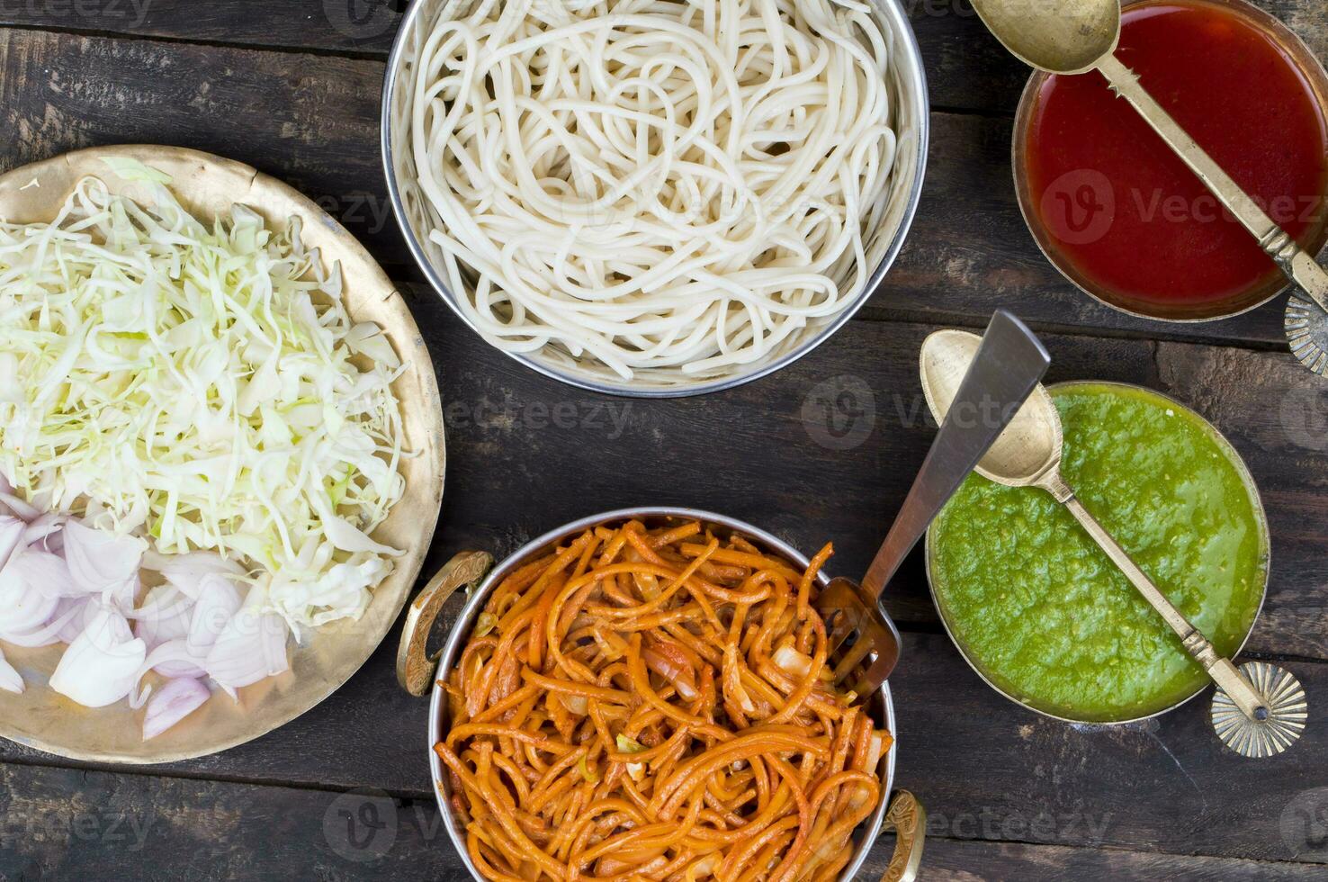 speziato fritte verdura veg rancio mein su di legno tavolo foto