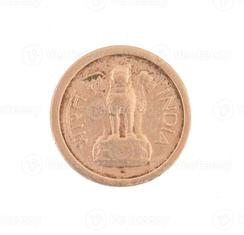 indiano vecchio moneta o indiano moneta su bianca sfondo foto
