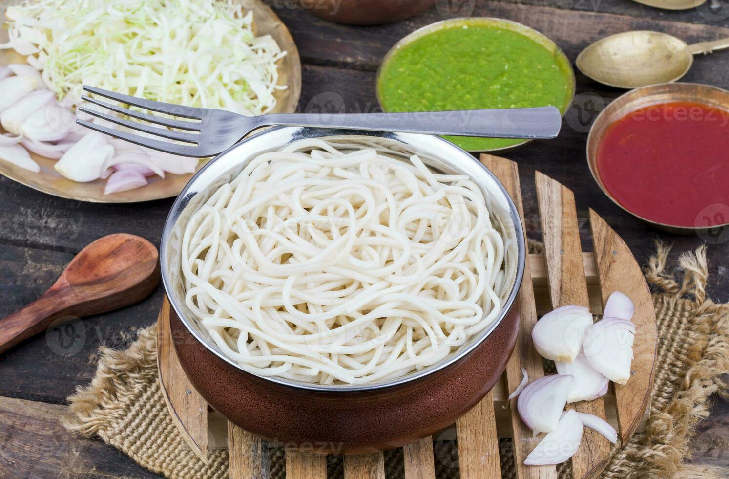 bollito rancio mein o hakka tagliatelle servito con chutney su di legno sfondo foto