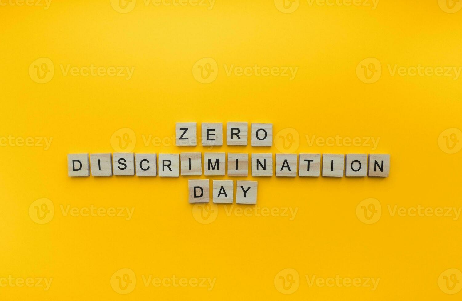 marzo 1, zero discriminazione giorno, un' minimalista bandiera con un iscrizione nel di legno lettere foto