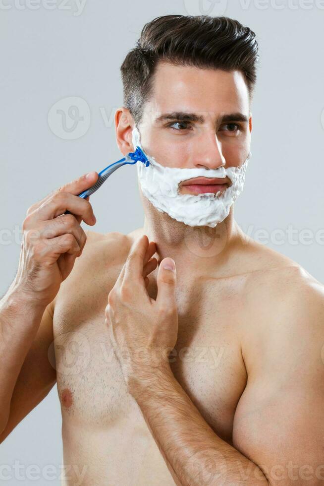 bello uomo rasatura il suo barba foto