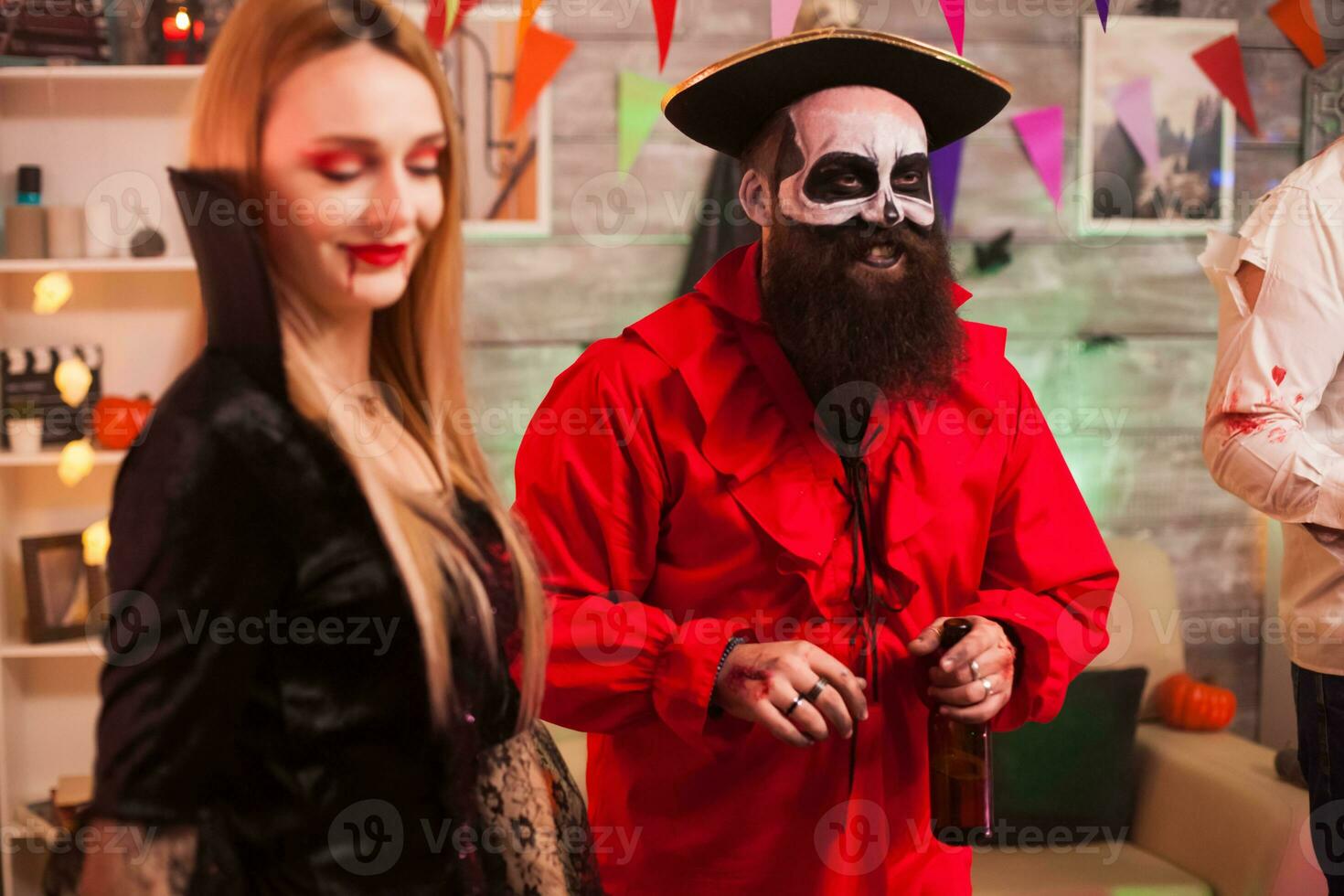 uomo vestito su piace un il male medievale pirata a Halloween festa. foto