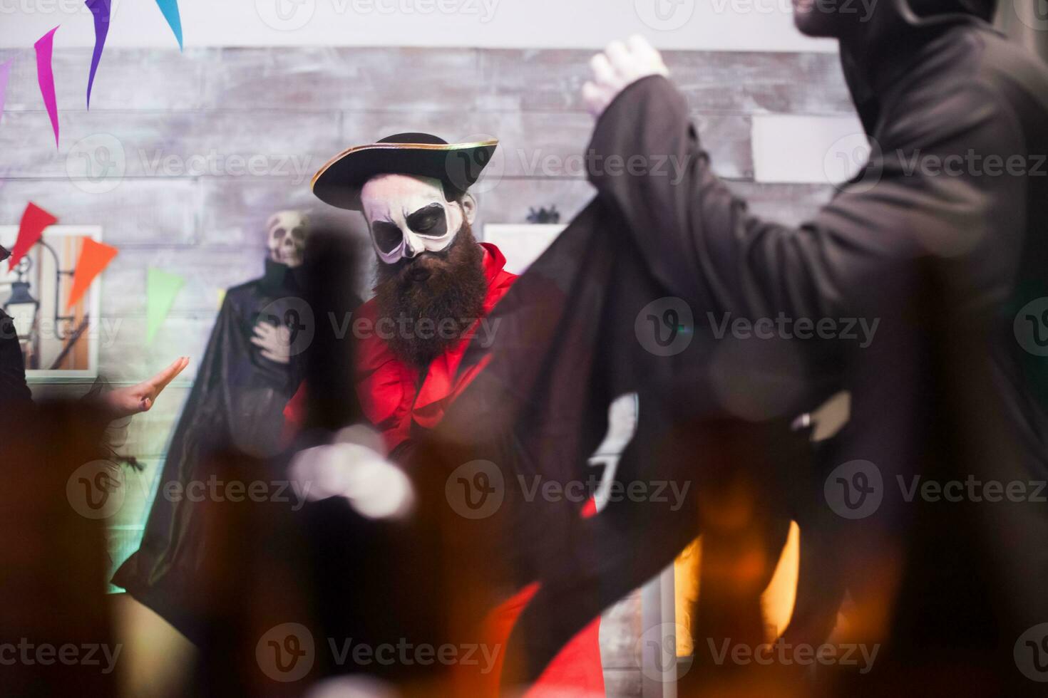 uomo indossare raccapricciante medievale pirata attrezzatura mentre festeggiare Halloween con il suo gli amici. foto
