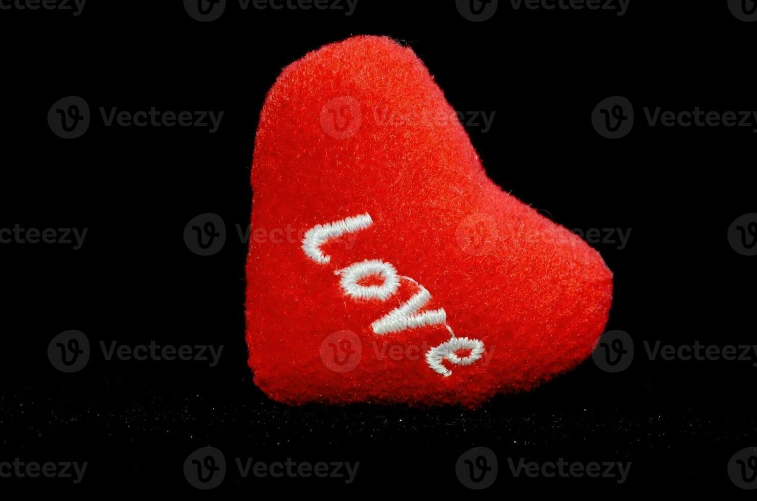 un' rosso provato cuore con il parola amore scritto su esso foto