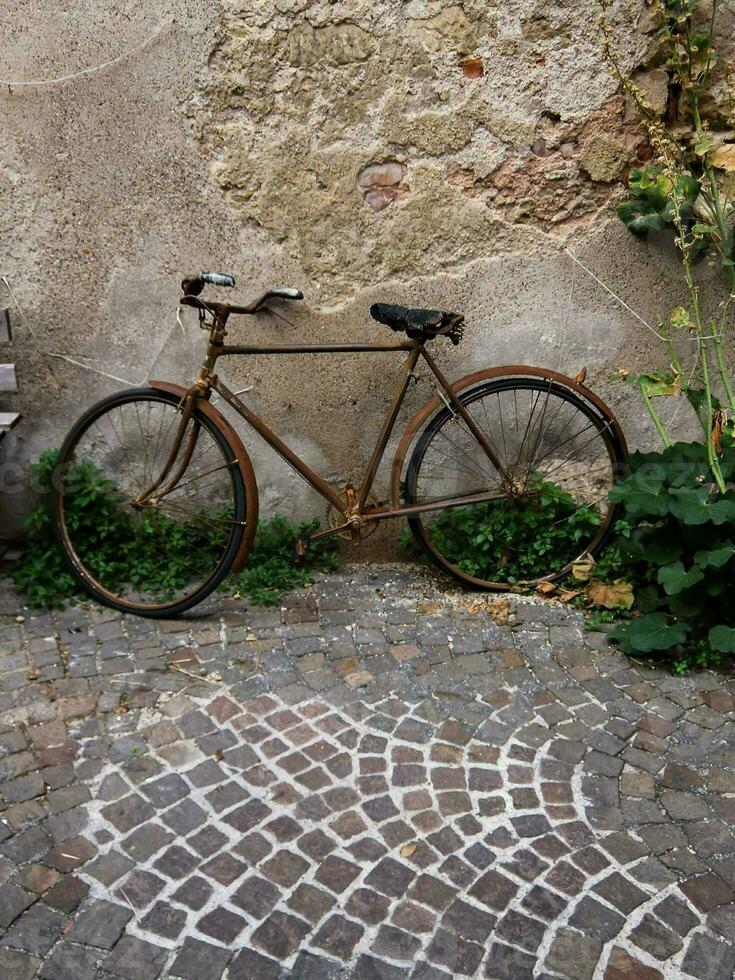 un vecchio bicicletta è parcheggiata contro un' parete foto