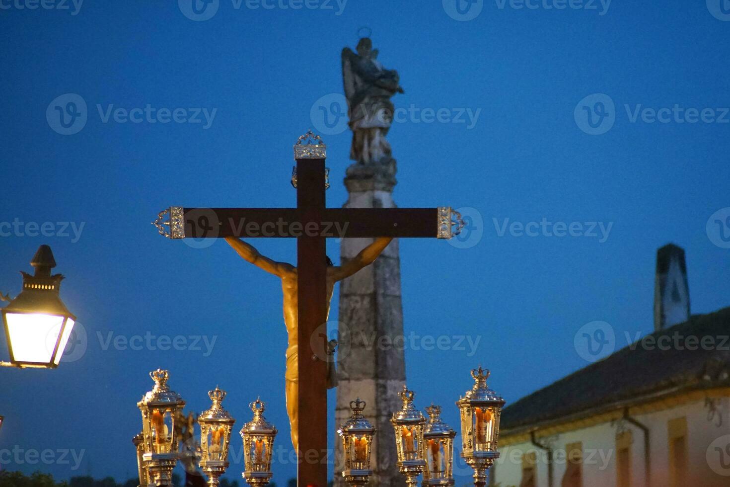 passaggio di santo settimana nel processione su un' magico notte foto