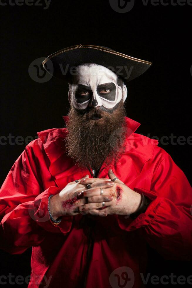 uomo vestito su piace un' pericoloso pirata per Halloween al di sopra di nero sfondo. foto