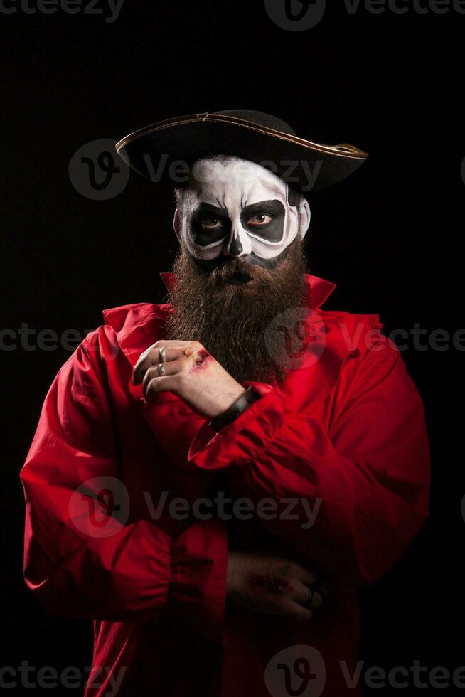 uomo vestito su piace un' pirata per Halloween con sangue su il suo mano. foto