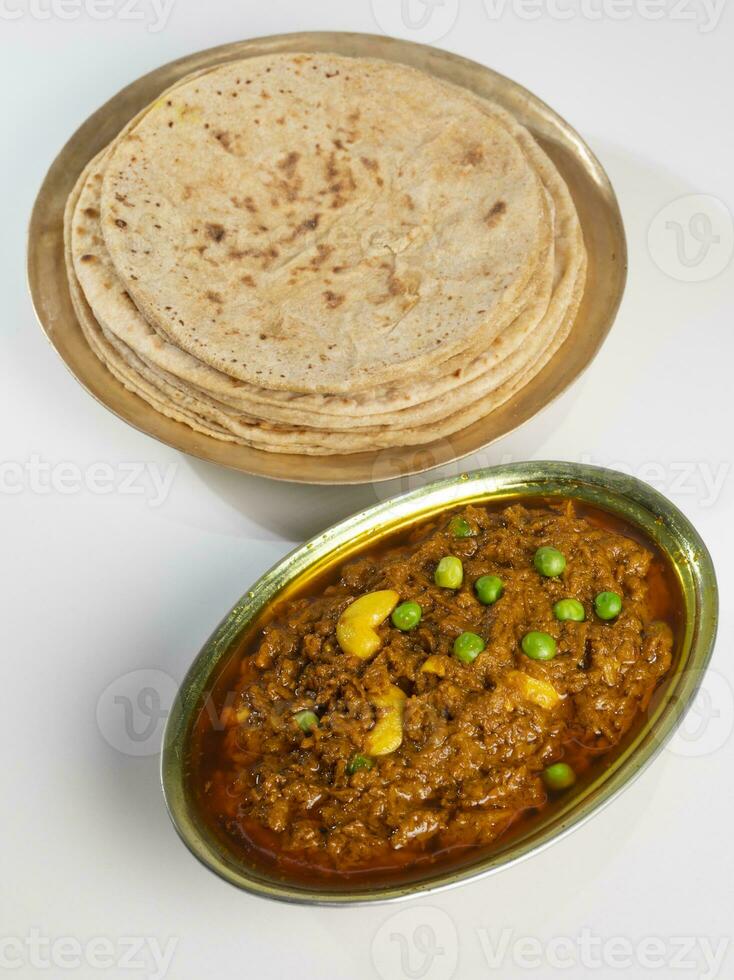 rajasthani famoso tradizionale cucina haldi sabji o tukkar servito con insalata su bianca sfondo foto
