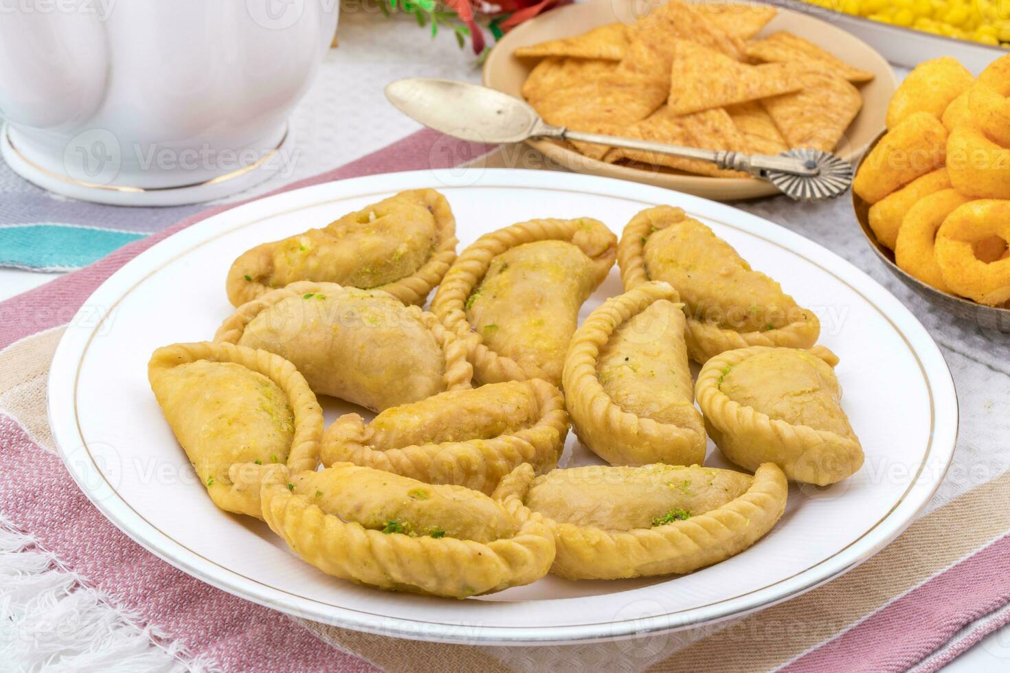 gujiya o Gujia è un' indiano dolce cibo foto