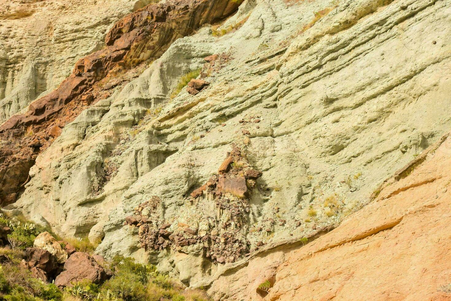 il scogliere di il spiaggia siamo molto roccioso foto