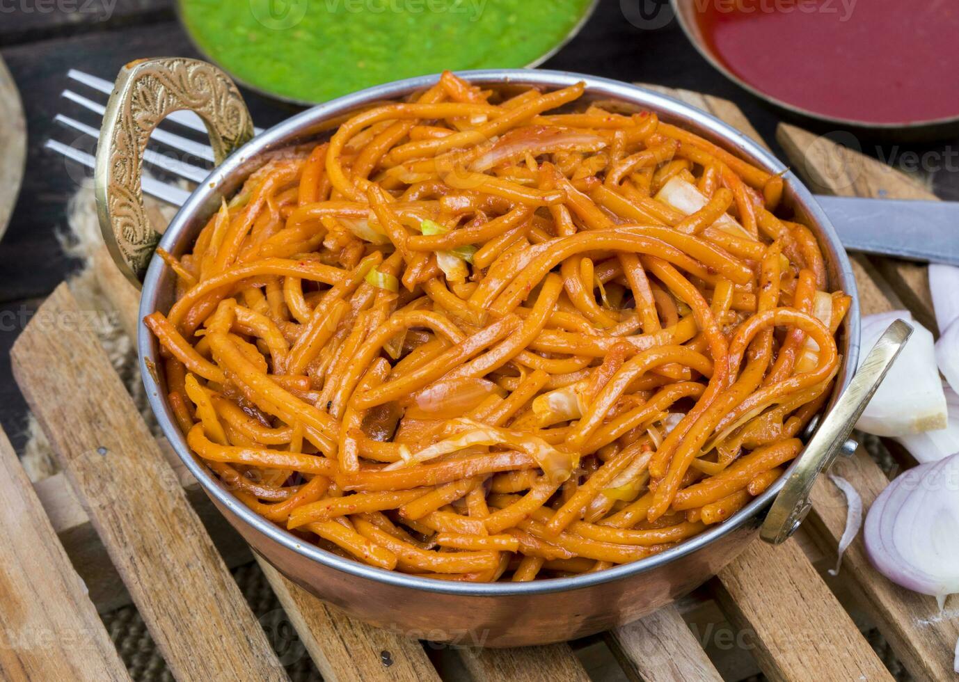 speziato fritte verdura veg rancio mein su di legno tavolo foto