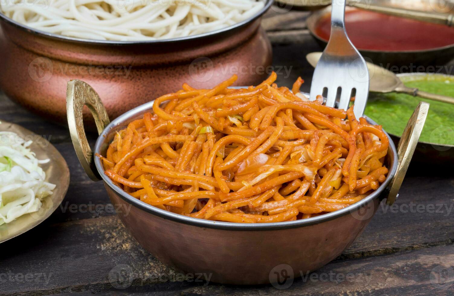 speziato fritte verdura veg rancio mein su di legno tavolo foto