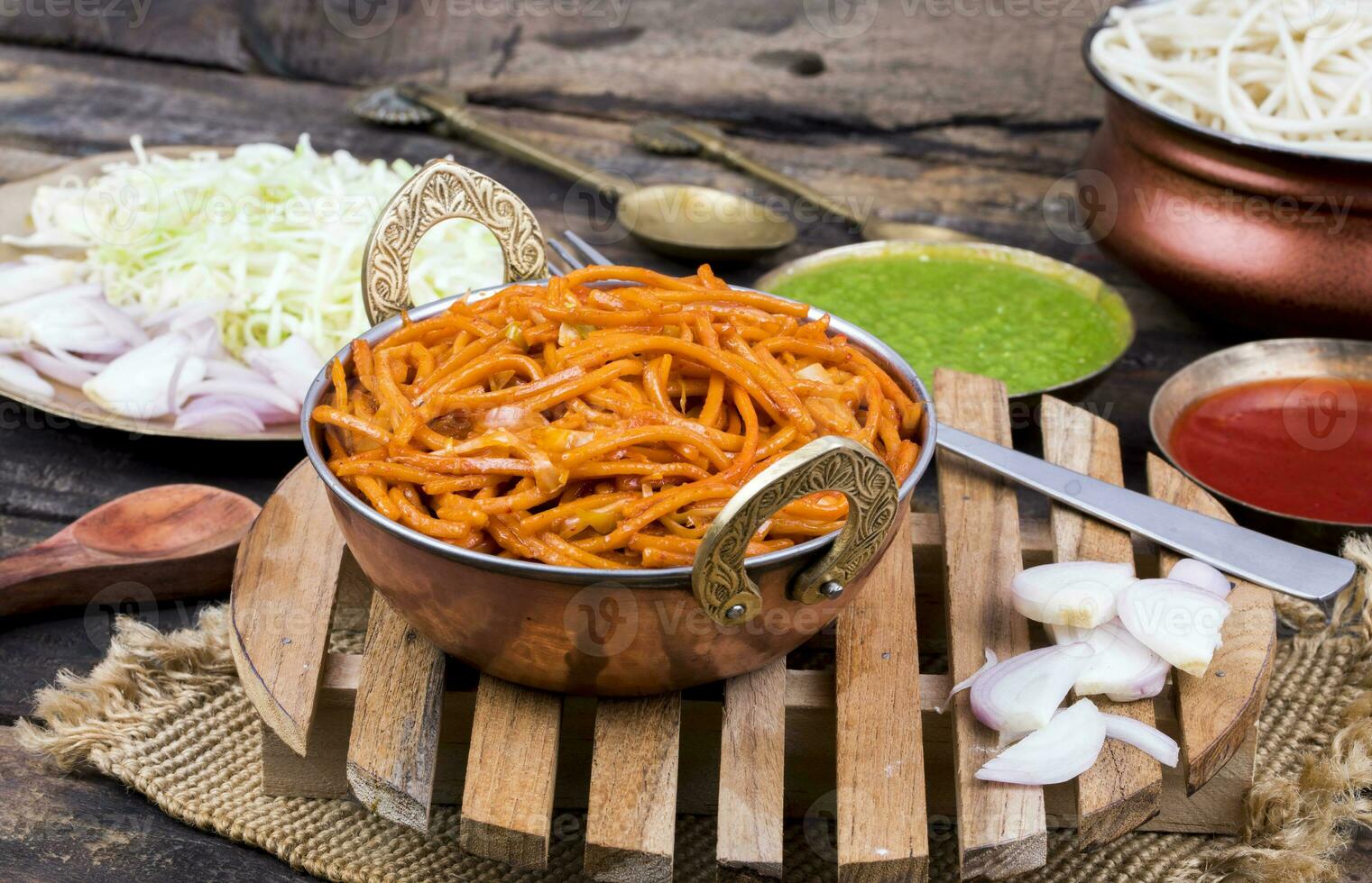 speziato fritte verdura veg rancio mein su di legno tavolo foto