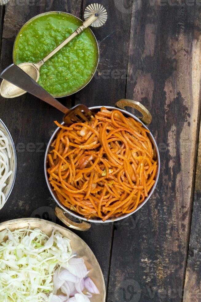 speziato fritte verdura veg rancio mein su di legno tavolo foto