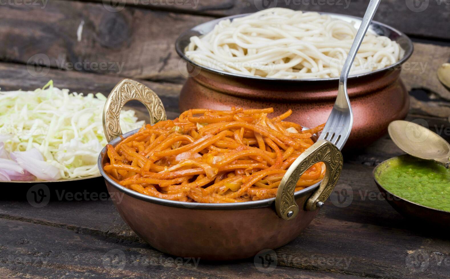 speziato fritte verdura veg rancio mein su di legno tavolo foto