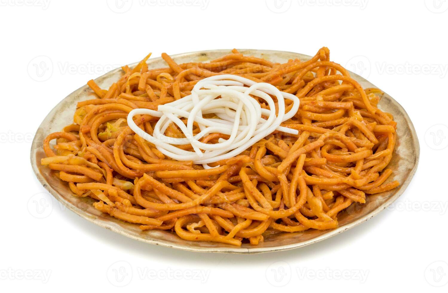 speziato fritte verdura veg rancio mein su bianca sfondo foto