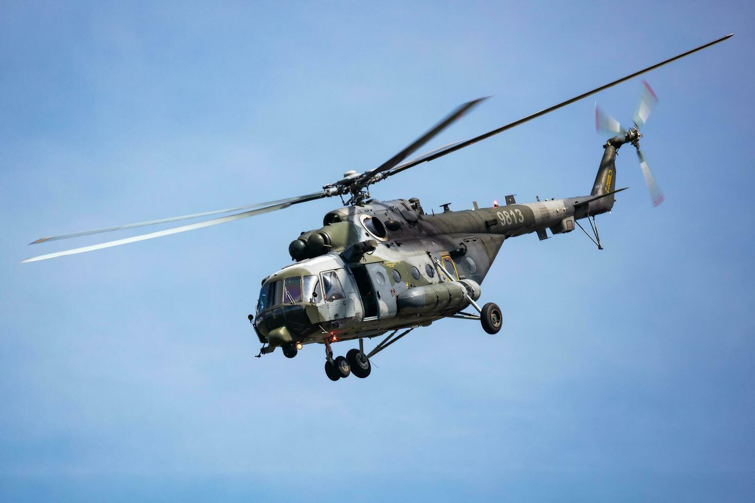 ceco aria vigore milioni mi-171 anca. militare trasporto elicottero a aria base. aviazione e elicotteri. trasporto e ponte aereo. militare industria. volare e volare. foto