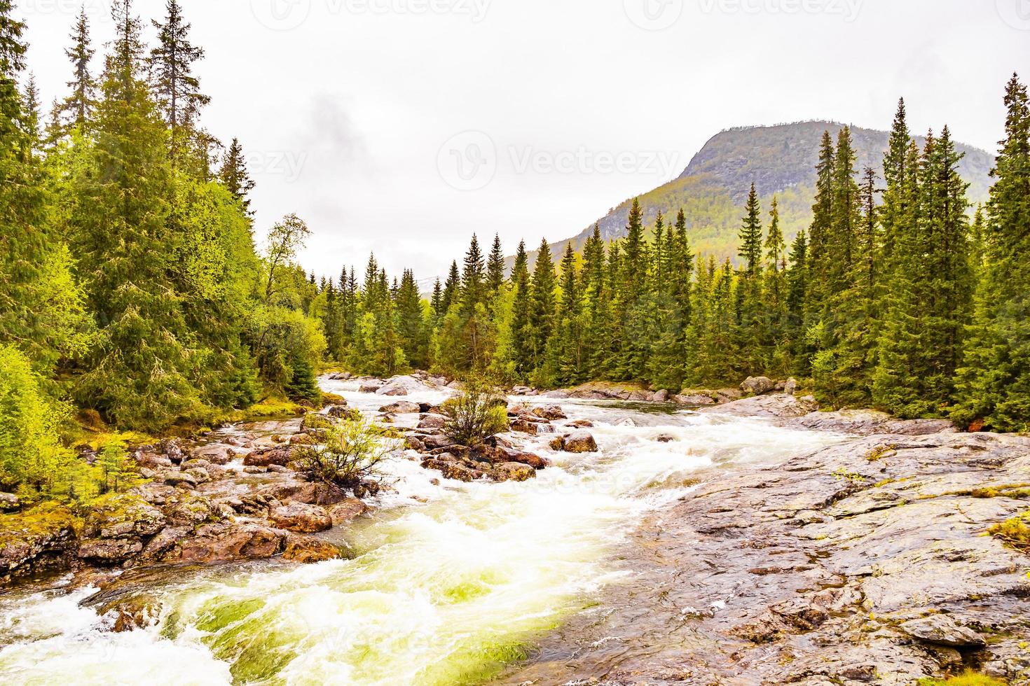 fiume che scorre veloce alle cascate rjukandefossen, hemsedal, norvegia foto