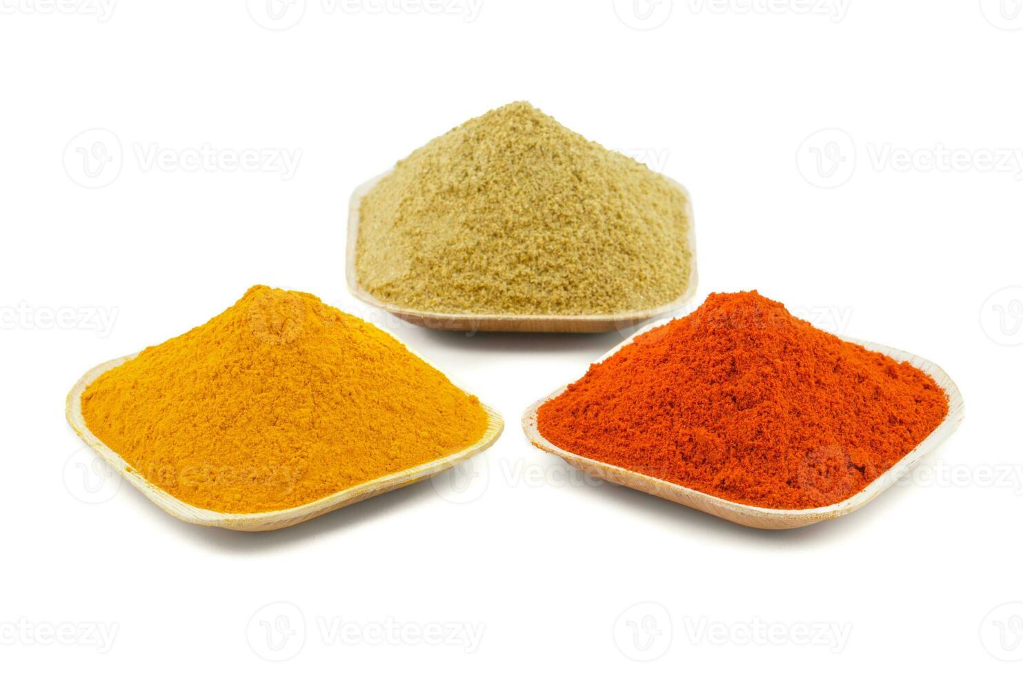 indiano colorato spezie anche conoscere come rosso peperoncino polvere, Curcuma polvere, coriandolo polvere foto