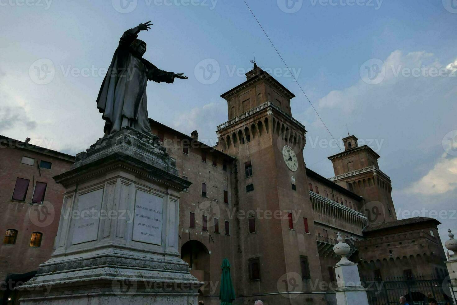 un' statua di un' uomo in piedi nel davanti di un' edificio foto