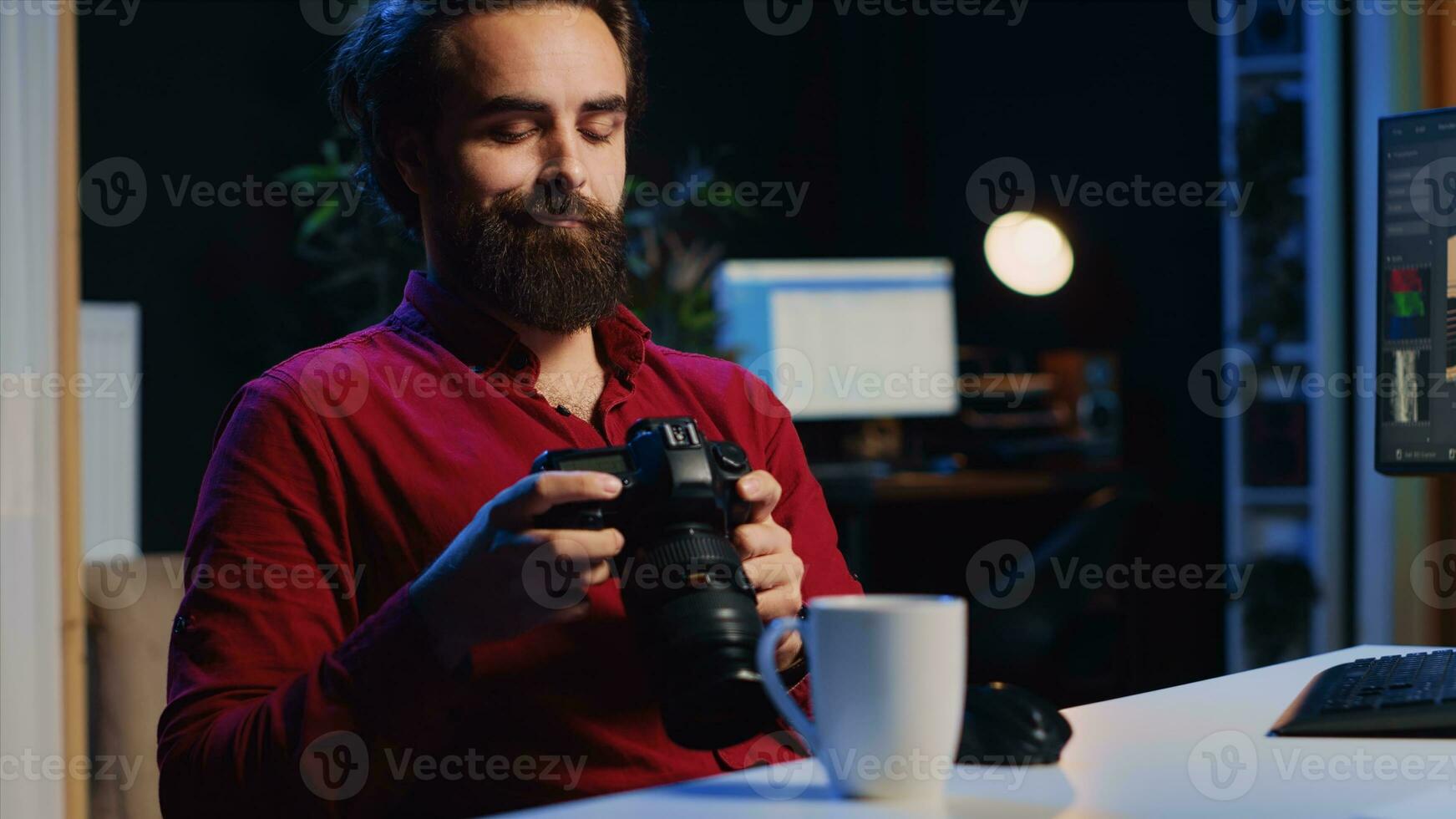 foto editore guardare a editoriale immagini prese con professionale telecamera per moda rivista nel fotografia studio. libero professionista navigazione immagini prese su dslr nel creativo multimedia agenzia