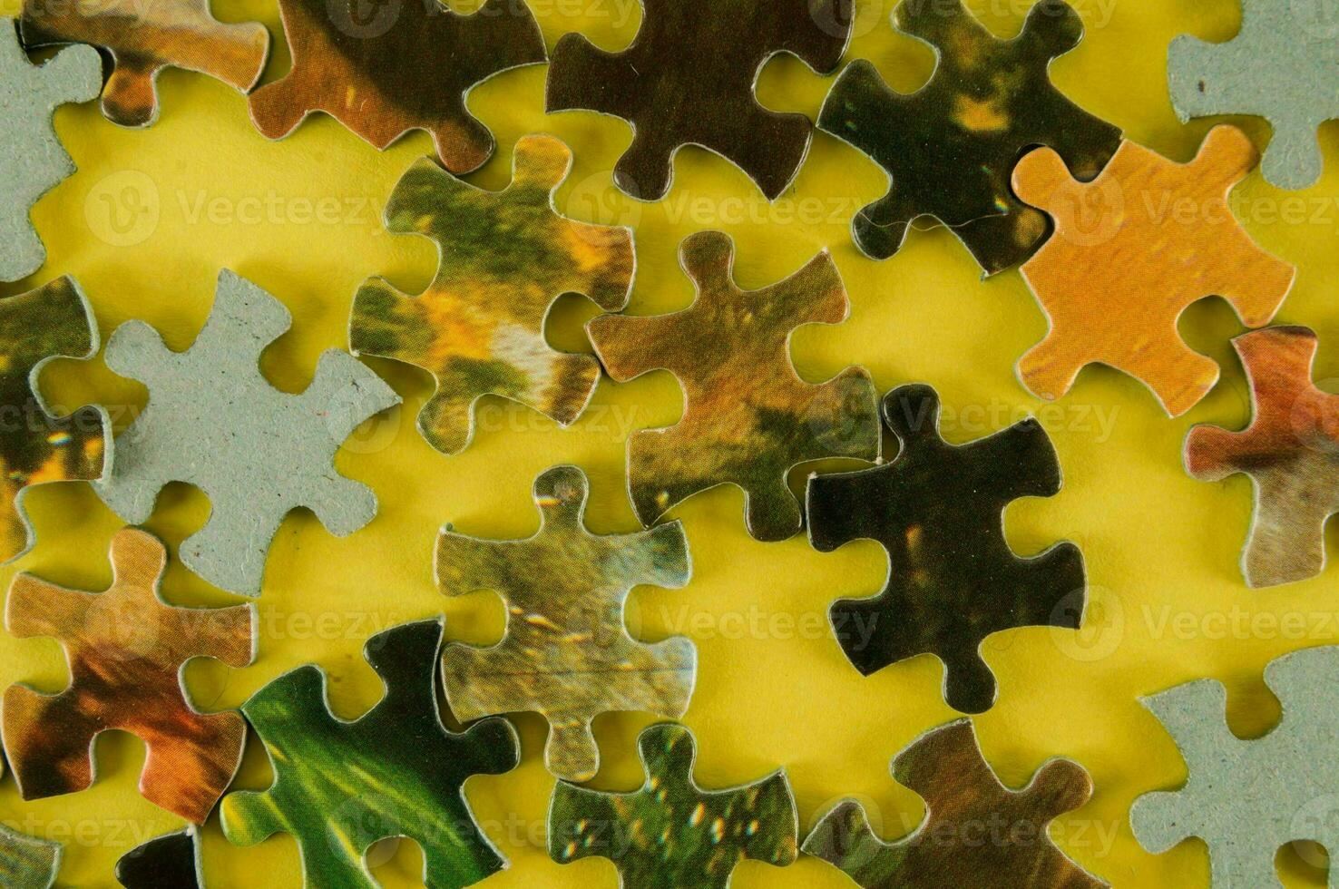 puzzle pezzi su un' giallo tavolo foto