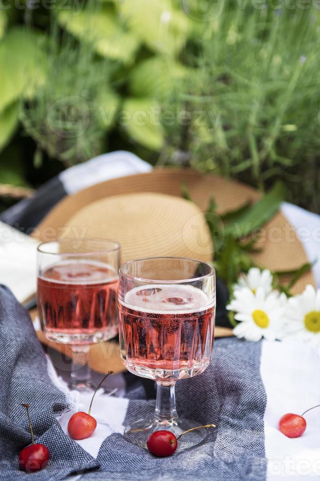 set per picnic su coperta in campo di lavanda foto