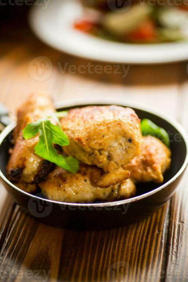 fritte pezzi di pollo filetto nel un' padella foto