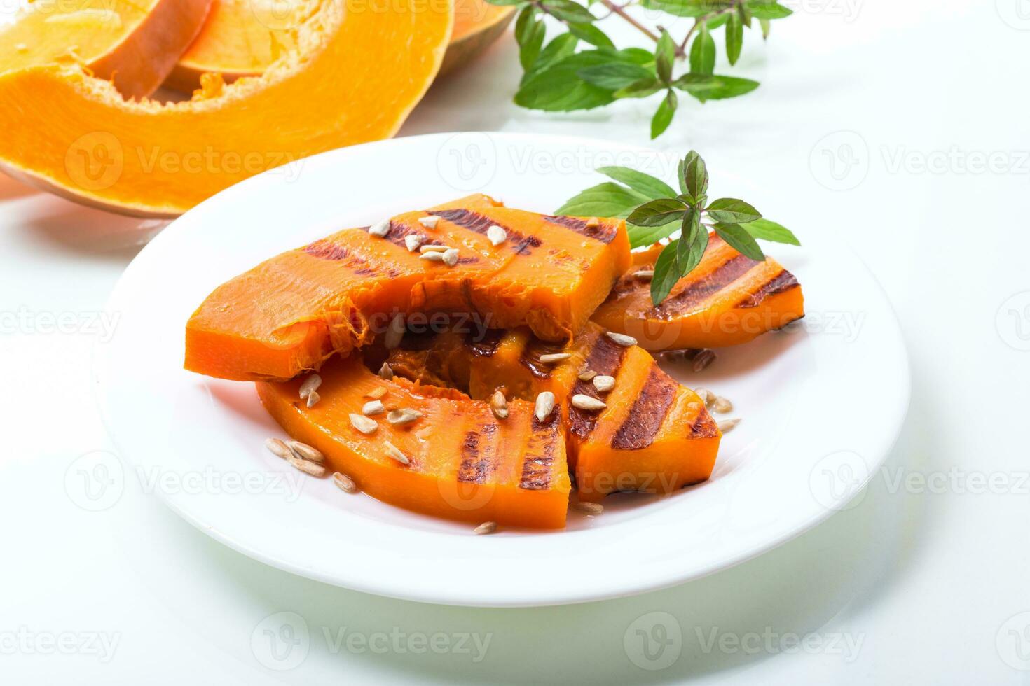 dolce al forno grigliato zucca con semi nel un' piatto foto