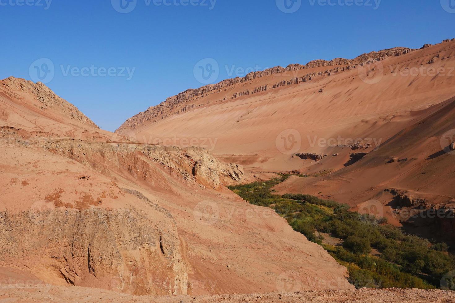 valle di montagna fiammeggiante nella provincia cinese di turpan xinjiang. foto