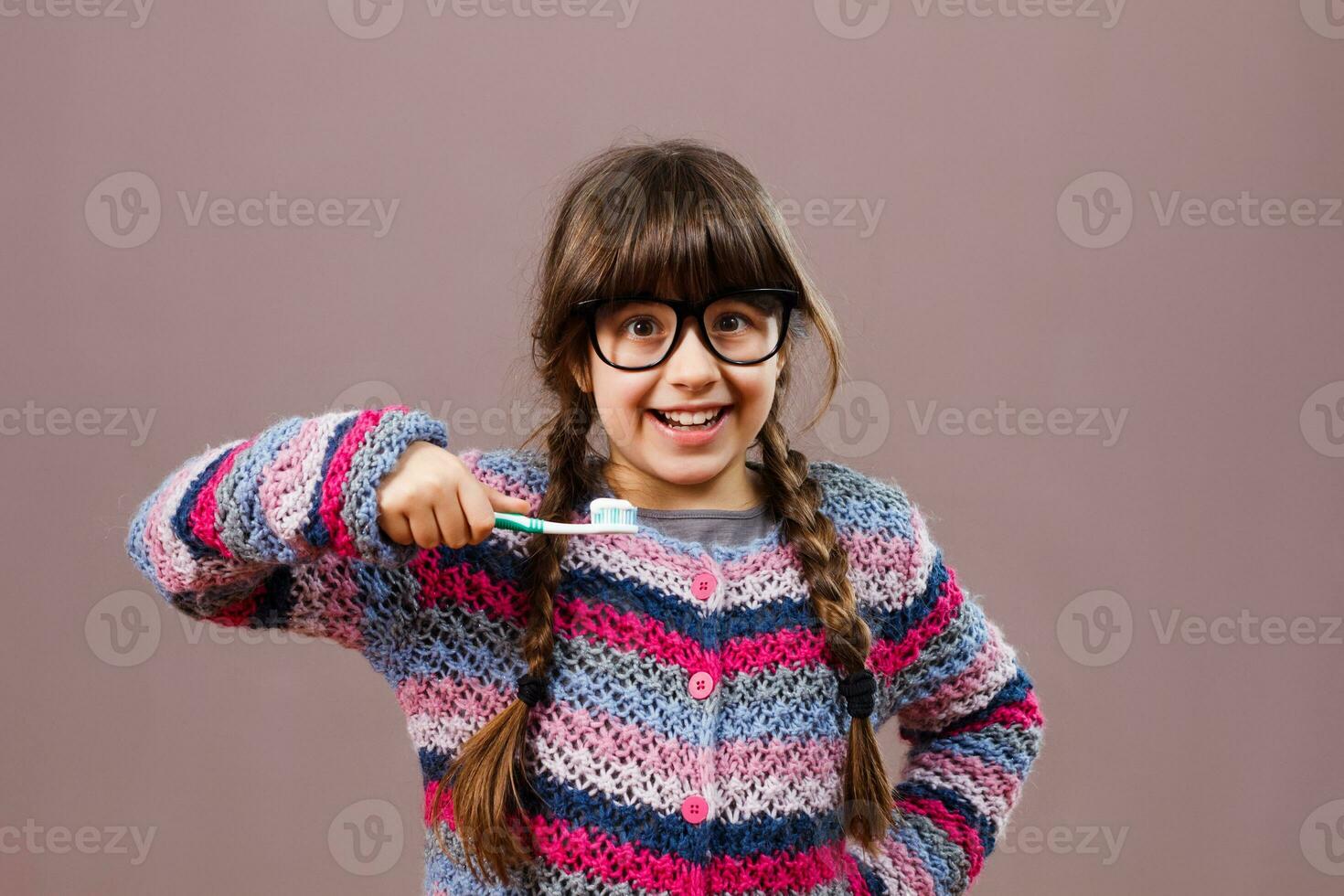 contento poco nerd ragazza spazzolatura denti foto