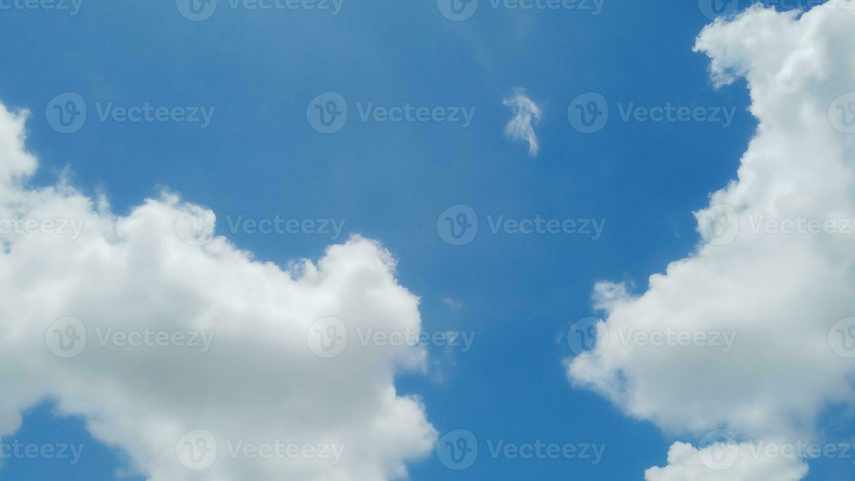 astratto sfondo di blu cielo con piccolo nuvole foto