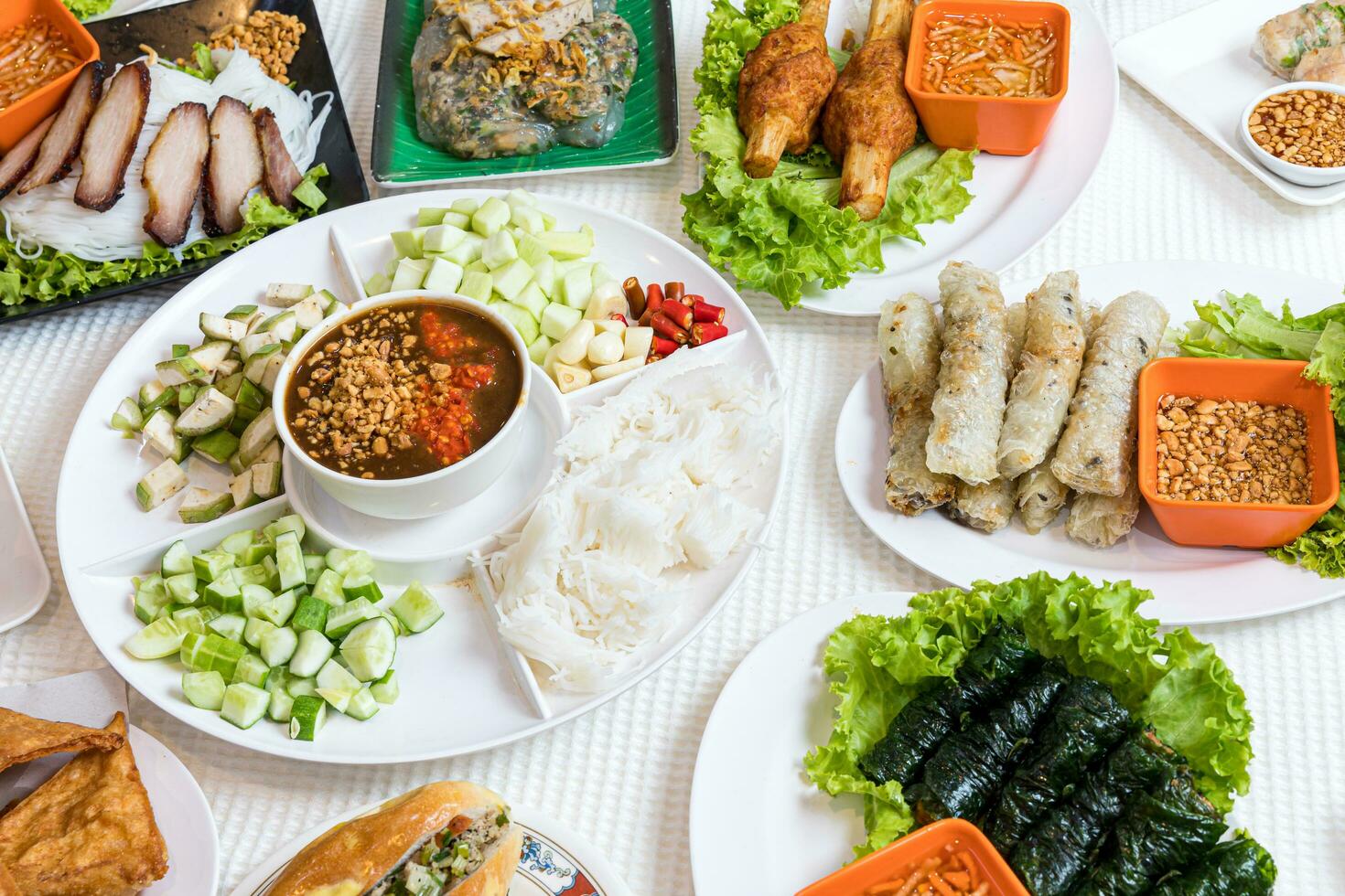 assortito asiatico cena, vietnamita cibo. pho ga, pho bo, tagliatelle, primavera rotoli, nham dovuto foto