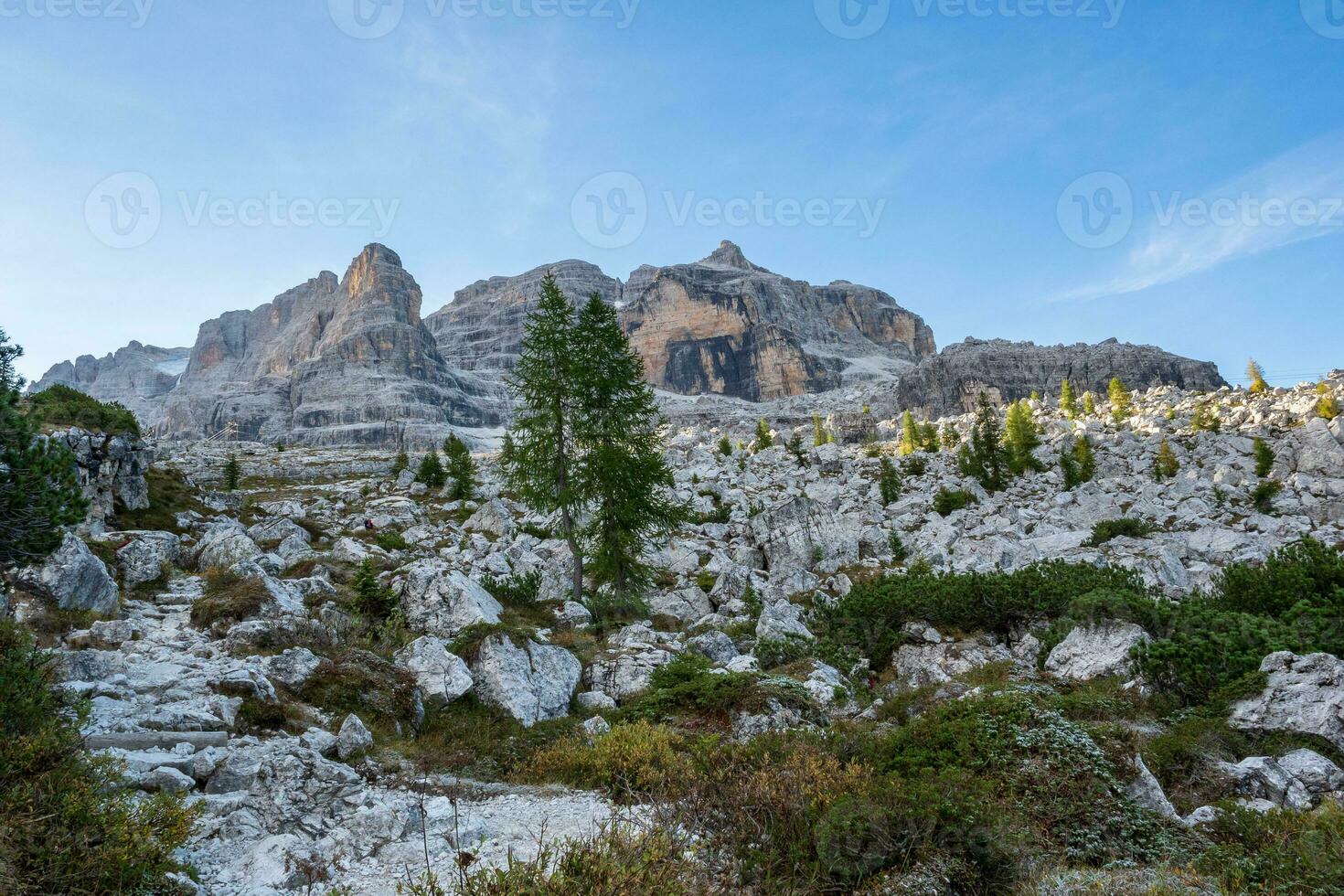 turista sentiero con bellissimo dolomite paesaggio nel il sfondo, dolomiti, Italia foto