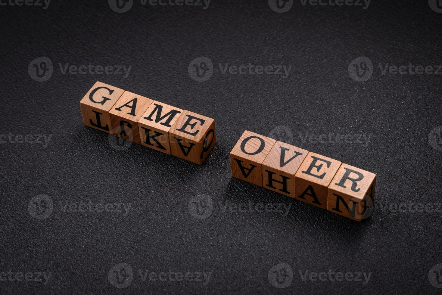 il iscrizione gioco al di sopra di su di legno cubi su un' buio calcestruzzo sfondo foto