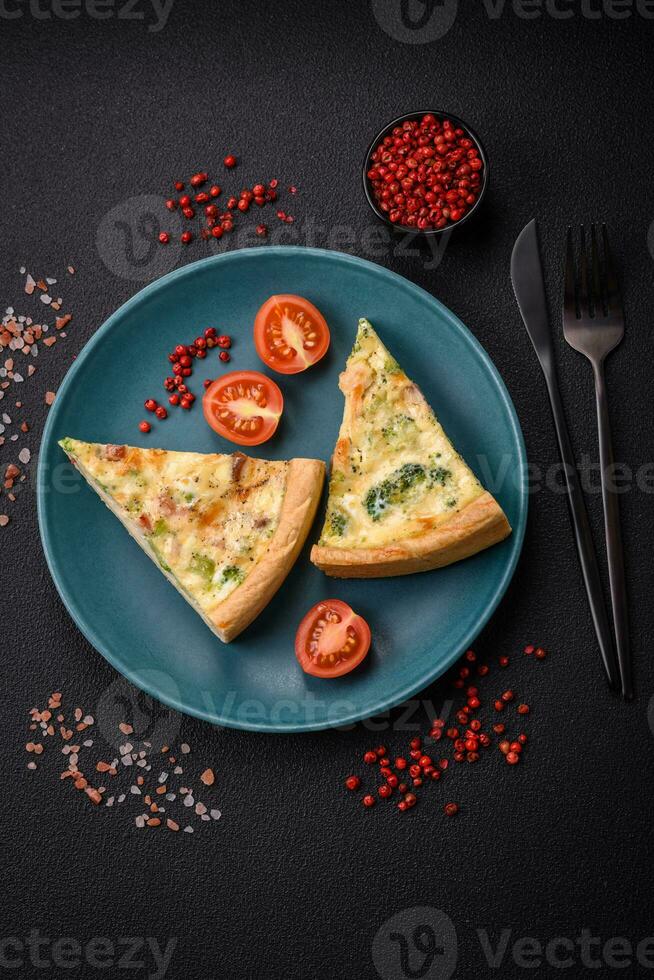 delizioso quiche con broccoli, formaggio, pollo, spezie e erbe aromatiche foto