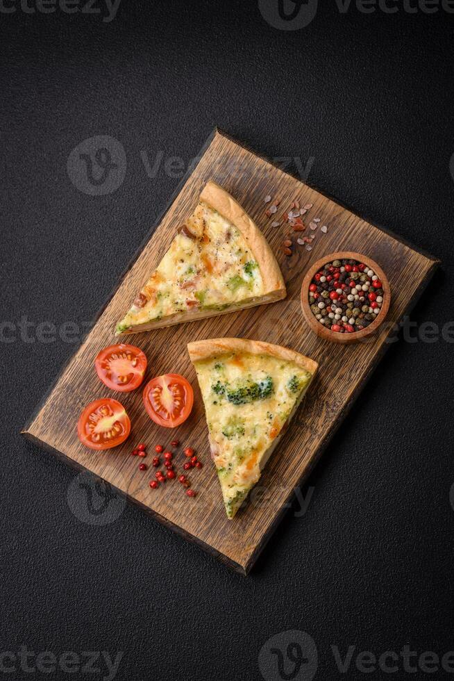 delizioso quiche con broccoli, formaggio, pollo, spezie e erbe aromatiche foto