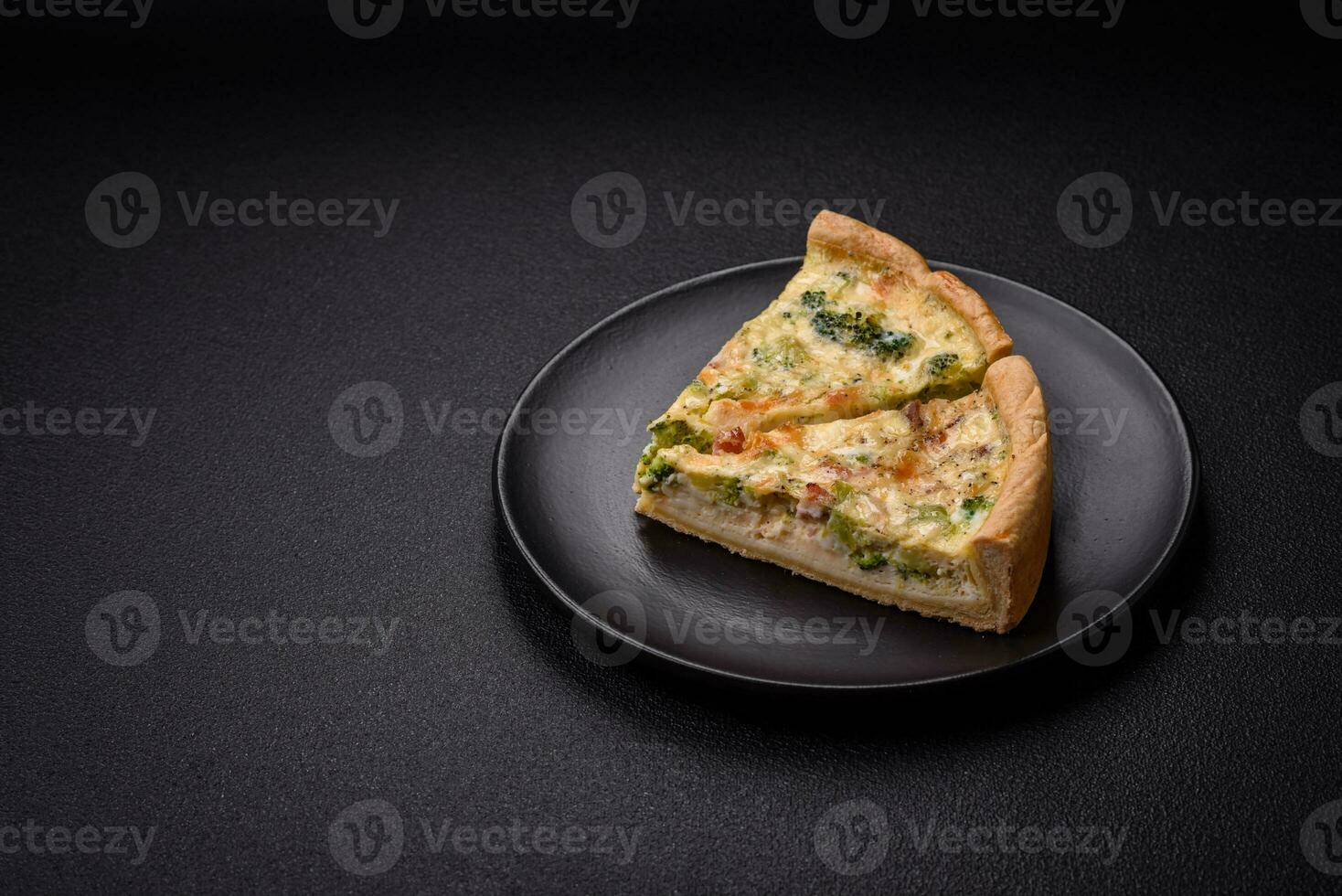 delizioso quiche con broccoli, formaggio, pollo, spezie e erbe aromatiche foto