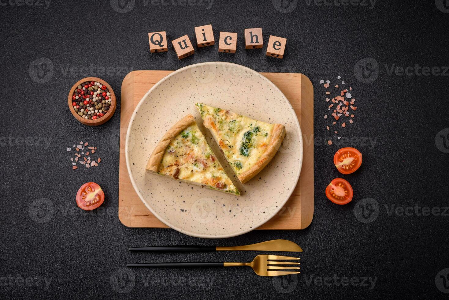 delizioso quiche con broccoli, formaggio, pollo, spezie e erbe aromatiche foto