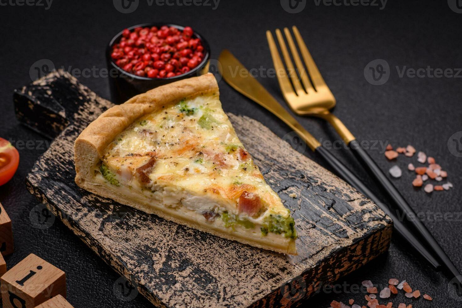 delizioso quiche con broccoli, formaggio, pollo, spezie e erbe aromatiche foto