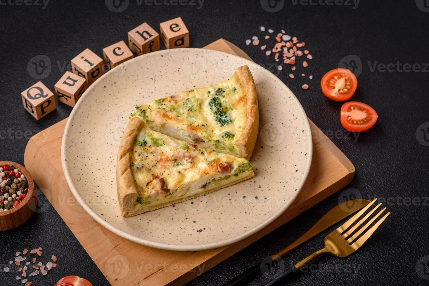 delizioso quiche con broccoli, formaggio, pollo, spezie e erbe aromatiche foto