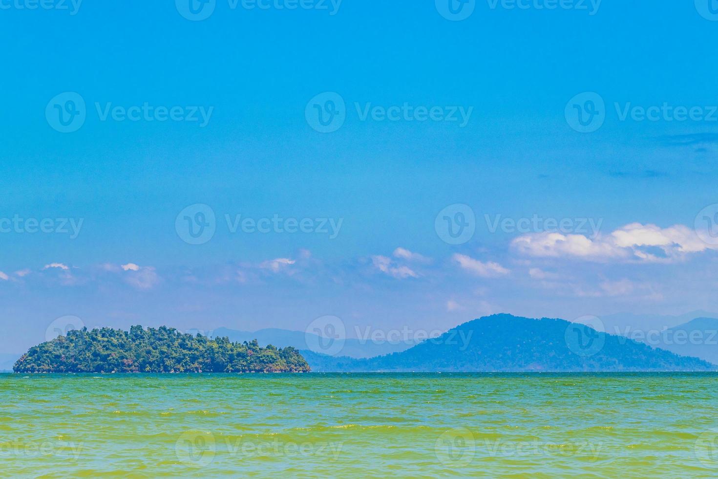 paradiso tropicale isola koh phayam panorama e vista su ko thalu e ranong in thailandia foto