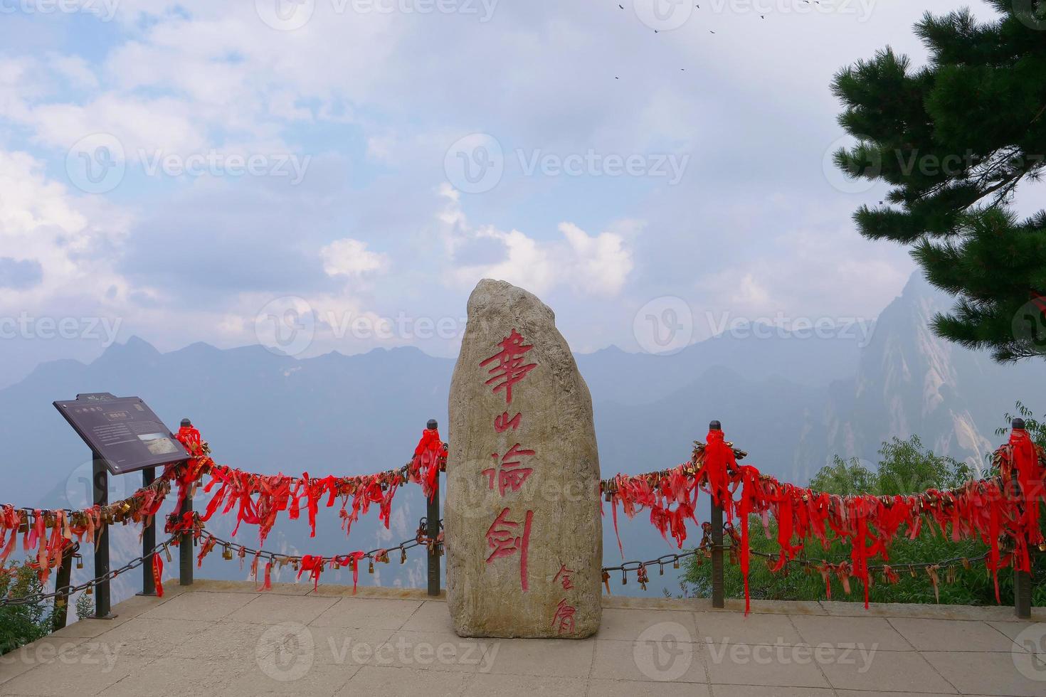 monumento in pietra nella sacra montagna taoista del monte huashan in Cina foto