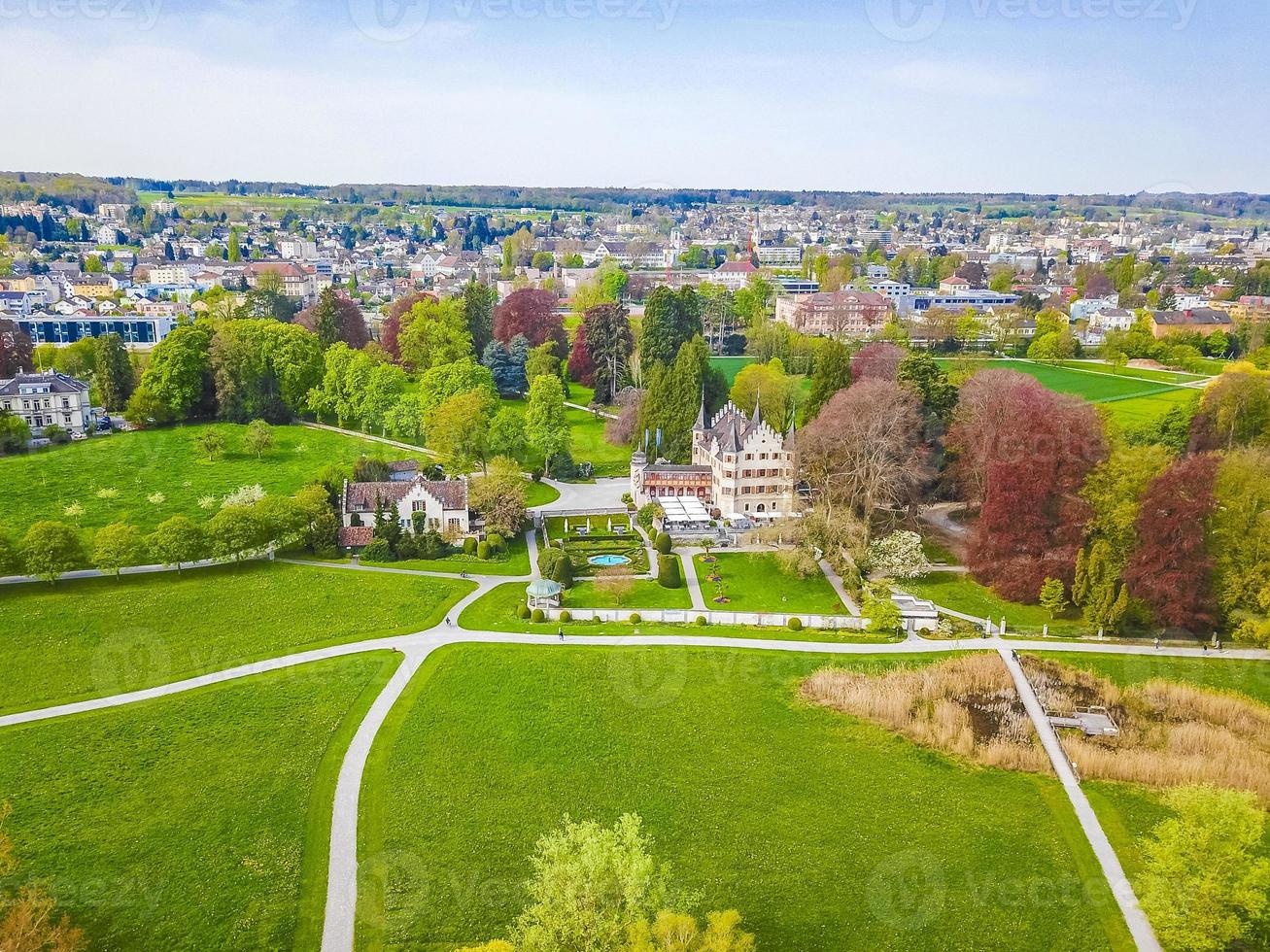 panorama del paesaggio dei droni dall'alto del Seeburgpark a Kreuzlingen, Svizzera foto
