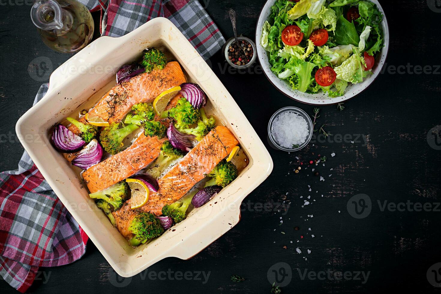 al forno salmone filetto con broccoli, rosso cipolla e Limone. superiore Visualizza, alto foto