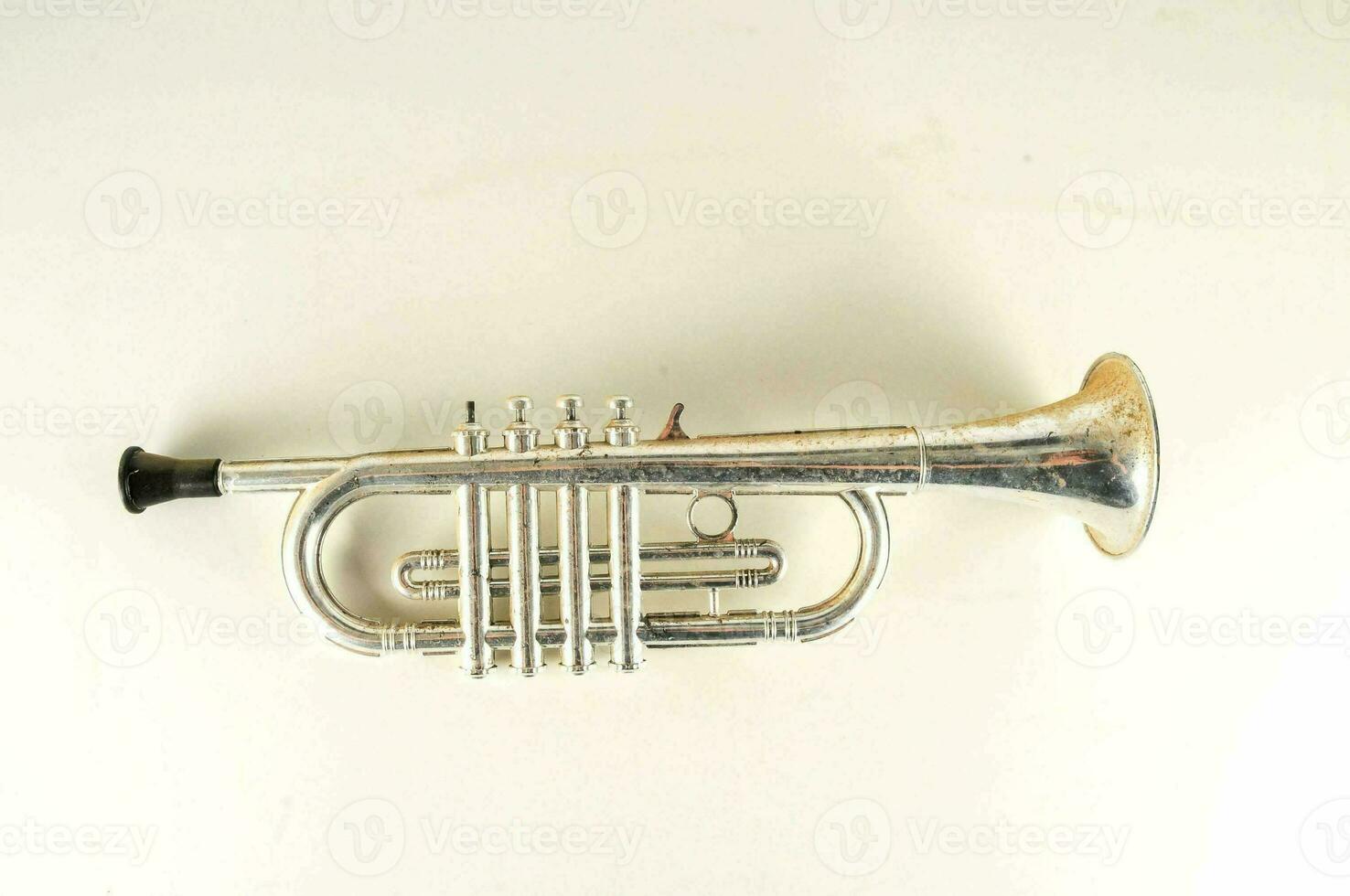 un' argento tromba su un' bianca sfondo foto