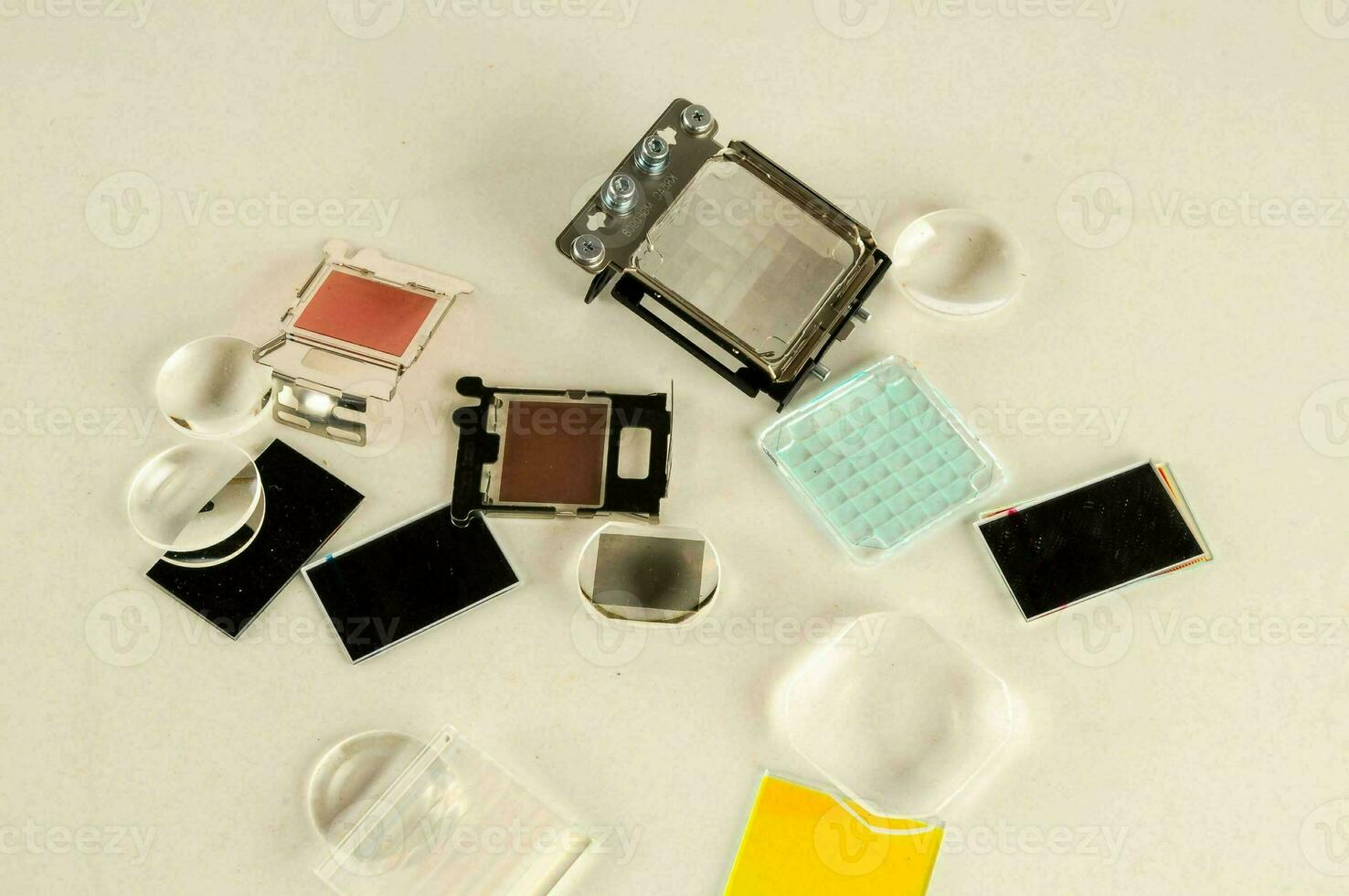 un' collezione di piccolo plastica telecamera elementi su un' bianca superficie foto